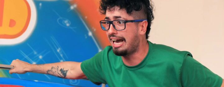 Tio frajola fazendo recreação